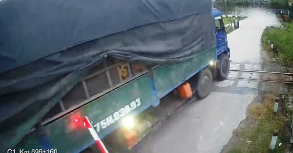 Điều khiển xe tải ‘liều mạng’ băng qua đường ngang, phá hỏng chắn đường sắt đang đóng