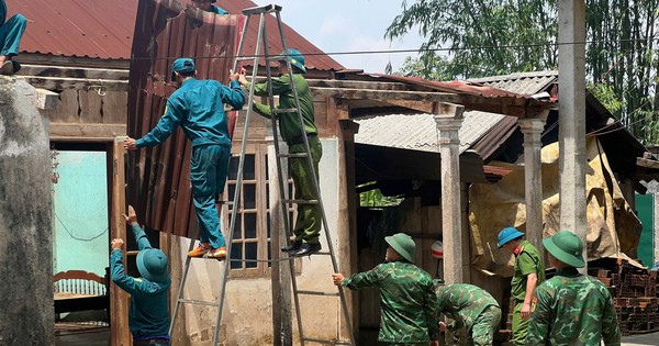 Dông lốc làm tốc mái nhiều nhà dân ở thành phố Huế