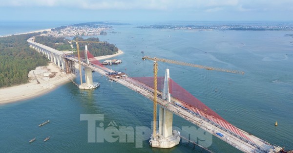 Hợp long cầu vượt cửa biển dài nhất miền Trung