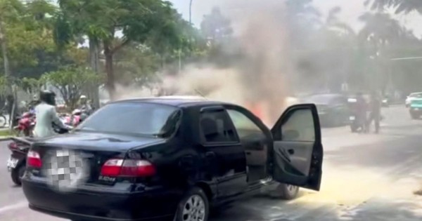 Ô tô con bốc cháy dữ dội trên đường phố trung tâm Huế