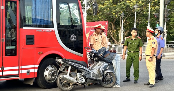 Xe khách va chạm xe máy, 4 người trong cùng gia đình thương vong