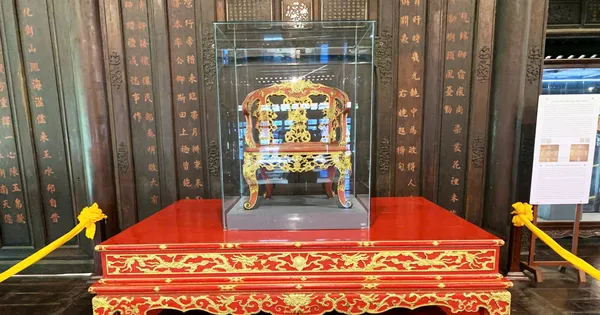 Huế đưa 3 ngai vua triều Nguyễn vào tủ kính