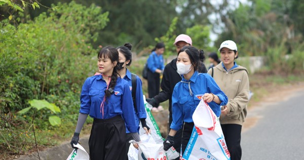 Hàng trăm thanh niên chung tay dọn rác bán đảo Sơn Trà