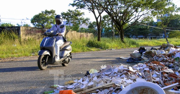 Xà bần, rác thải đổ trộm tràn lan trên đường lên Sơn Trà
