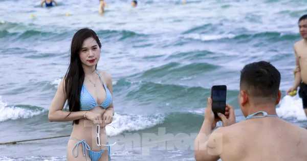 Nghìn người kéo nhau ra biển Đà Nẵng giải nhiệt cái nóng như đổ lửa