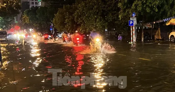 Nhiều tuyến đường ở Đà Nẵng ngập sâu, xe cộ bơi trong biển nước