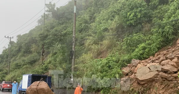 Mưa lớn, đá núi Sơn Trà sạt trượt xuống đường