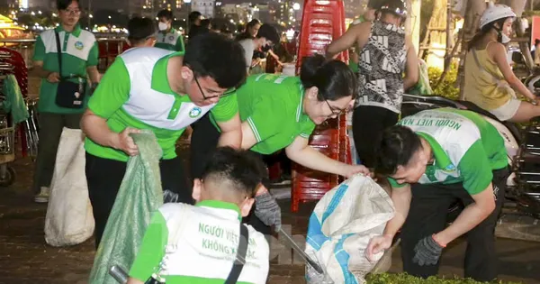 Người trẻ chung tay làm sạch môi trường sau lễ hội pháo hoa