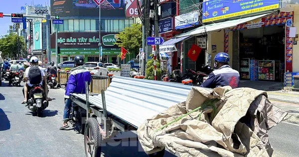 Hiểm họa rình rập từ xe ba gác chở cồng kềnh trên đường phố