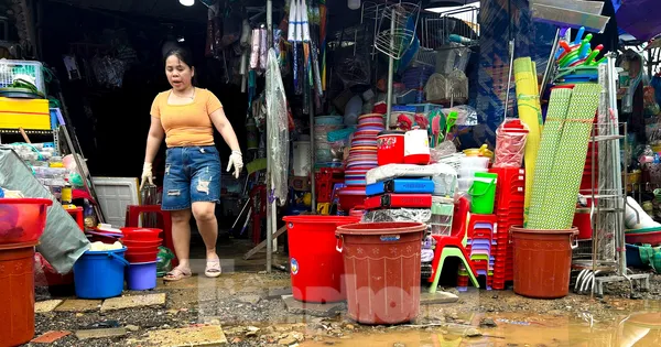 Tiểu thương Đà Nẵng đóng cửa dọn bùn sau trận mưa lũ trái mùa