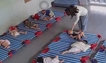 Tạm giữ hình sự bảo mẫu đánh đập, nhét vật cứng vào miệng trẻ