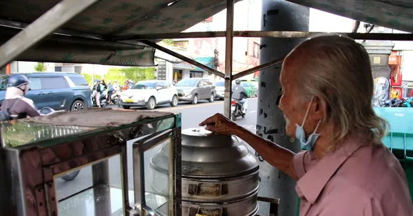 Thấy ông lão U90 ở TPHCM bán bánh bao ế khách, dân mạng rủ nhau mua, tặng lì xì