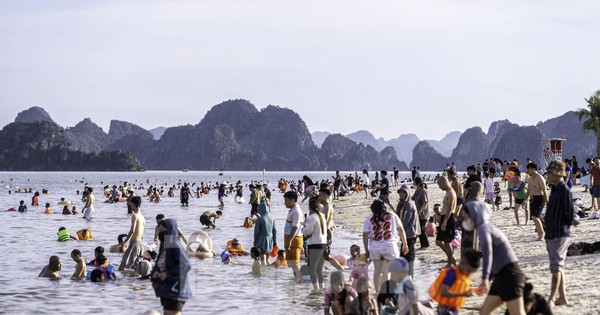 Người dân Hạ Long đưa trẻ nhỏ ra biển tránh nóng