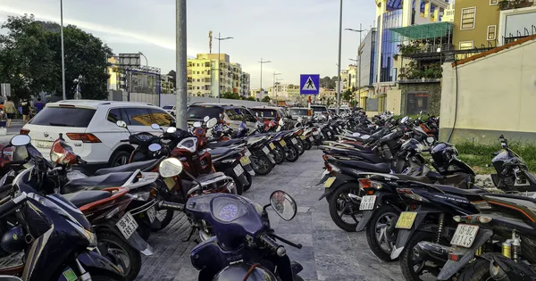 Chiếm dụng vỉa hè làm bãi gửi xe ở Hòn Gai
