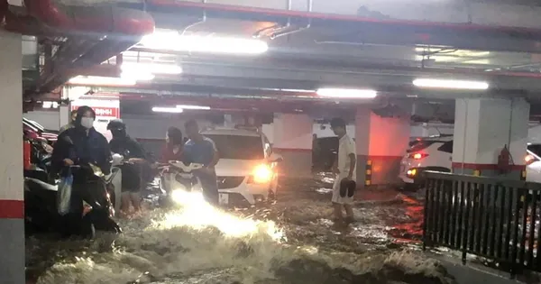 Mưa xối xả, nước cuốn như thác, hầm chung cư ở Hạ Long 'chết chìm'