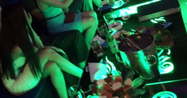 Chủ quán karaoke ép nhân viên nữ chiều khách, nếu không sẽ 'ăn đòn'