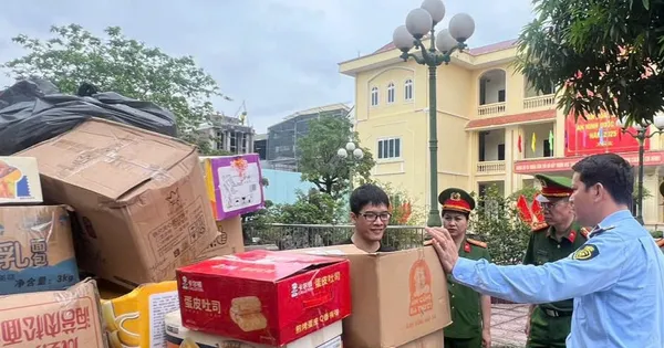Các hộ kinh doanh tại thủ phủ La Phù tự nguyên giao nộp 25 tấn bánh kẹo để tiêu hủy