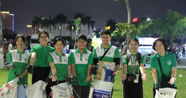 Tình nguyện viên Đà Nẵng dọn sạch rác sau đêm hội pháo hoa
