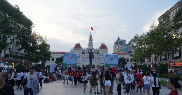 Phố đi bộ Nguyễn Huệ đông nghẹt người chờ xem 3D Mapping