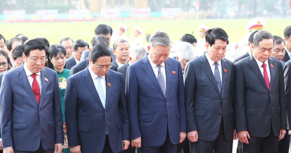 Lãnh đạo Đảng, Nhà nước và các đại biểu Quốc hội vào Lăng viếng Chủ tịch Hồ Chí Minh