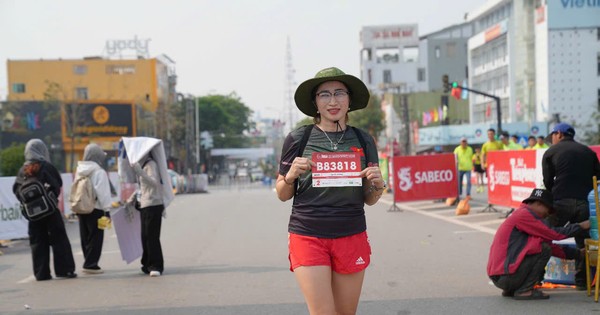 Runner xúc động khi cầm trên tay bộ racekit 'khúc khải hoàn' của Tiền Phong Marathon 2025