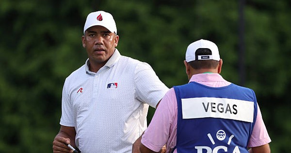Từ cậu bé chơi golf bằng đá và cán chổi, Jhonattan Vegas giờ đang dẫn đầu PGA Championship