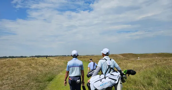 Nguyễn Anh Minh làm caddie trước ngày phát bóng lịch sử tại The Amateur Championship
