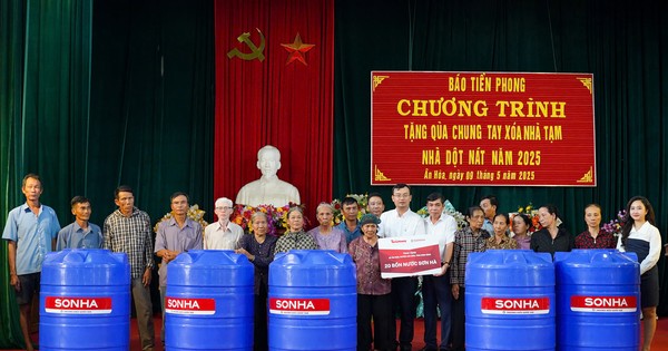 Báo Tiền Phong trao tặng 20 bồn chứa nước cho các hộ khó khăn tại Ninh Bình