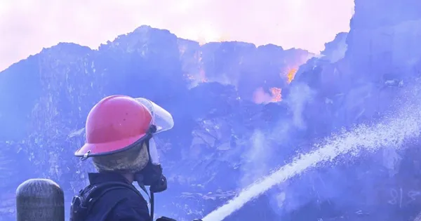 Cháy xuyên đêm, thiêu rụi hàng trăm tấn giấy tại một nhà máy ở Ninh Bình