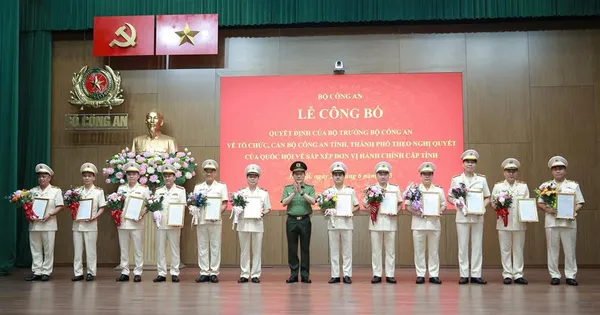 Bộ trưởng Bộ Công an trao quyết định cho 23 Giám đốc công an địa phương sau sáp nhập