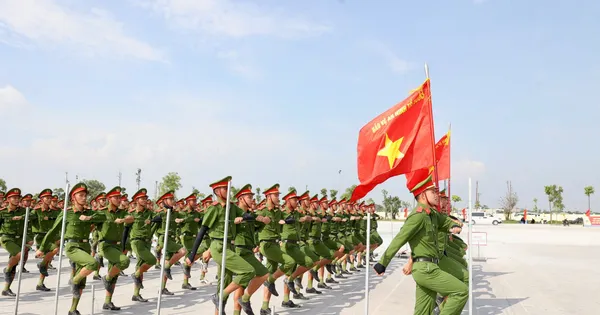 Chiến sĩ công an đẫm mồ hôi trên thao trường chuẩn bị nhiệm vụ A80