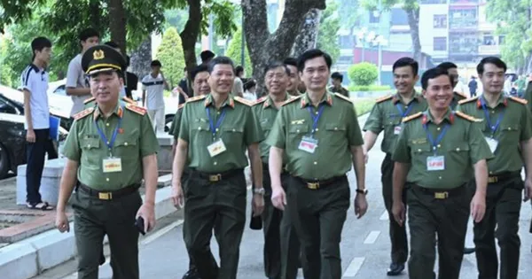 Thứ trưởng Trần Quốc Tỏ thị sát kỳ thi đánh giá của Bộ Công an năm 2025