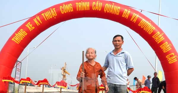 Con trai dẫn mẹ gần 90 tuổi đi ngắm cầu nối đôi bờ Quảng Nam - Đà Nẵng thông xe