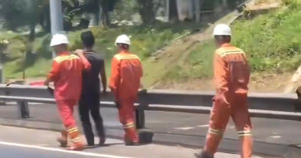 Người đàn ông phóng xe không mũ bảo hiểm xuyên hầm Hải Vân