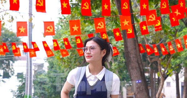 Trường học Đà Nẵng rực sắc cờ chào mừng kỷ niệm Ngày Thống nhất đất nước