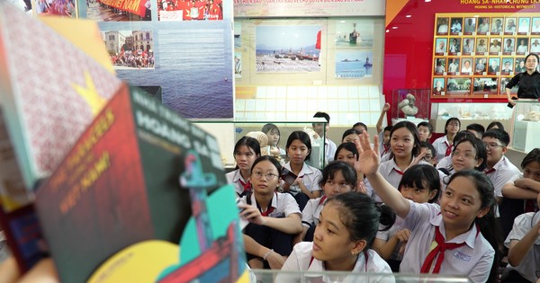 Bạn trẻ đổ về tham quan Nhà trưng bày Hoàng Sa
