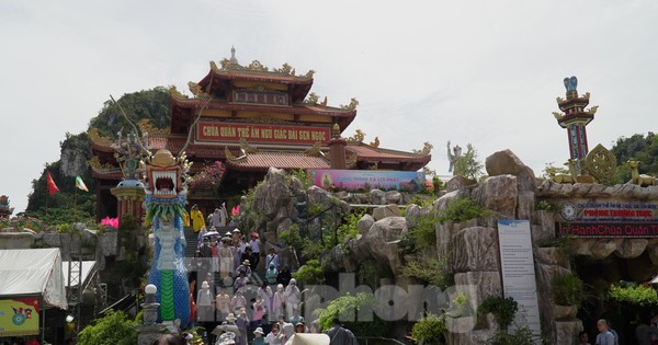 Hàng vạn người đổ về chùa Quán Thế Âm chiêm bái xá lợi Phật