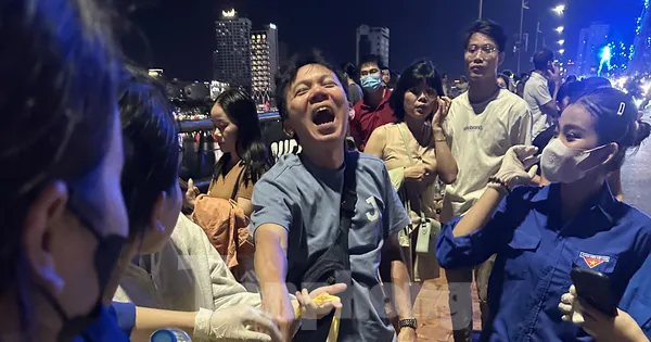 Tình nguyện dọn sạch rác trong đêm, lan tỏa ý thức bảo vệ môi trường