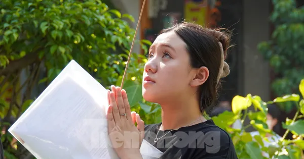 Sáng mai thi, chiều nay sĩ tử Đà Nẵng nườm nượp lên chùa