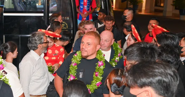 Hai huyền thoại bóng đá Wes Brown và Teddy Sheringham đến Đà Nẵng