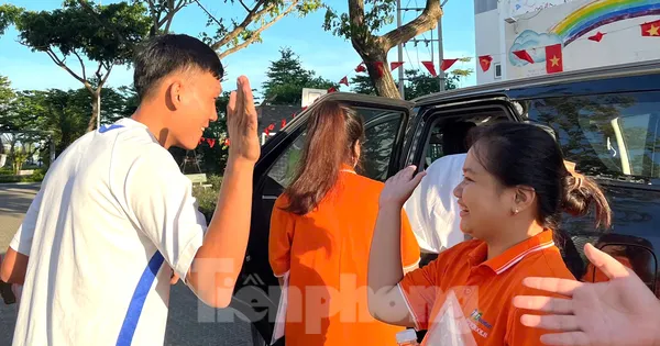 Đại gia đình đưa 21 sĩ tử đặc biệt ở Đà Nẵng đi thi