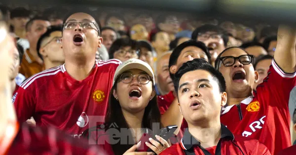 Fan MU phủ sắc đỏ trên sân vận động Hòa Xuân