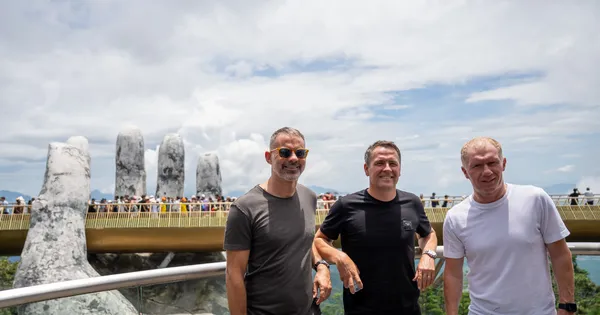 Huyền thoại MU Michael Owen, Ryan Gigg checkin cầu Vàng Đà Nẵng