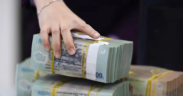 Cảnh báo rủi ro khi lượng tiền khổng lồ 'bơm' ra nền kinh tế