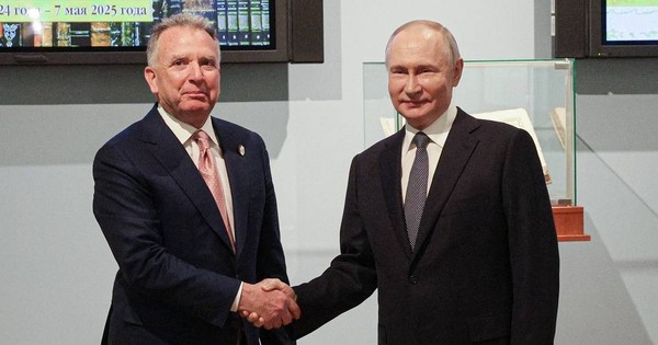 Tổng thống Nga Putin nói chuyện với đặc phái viên Nhà Trắng suốt bốn giờ