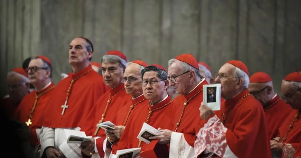 Các hồng y bước vào mật nghị bầu giáo hoàng, thế giới chờ 'làn khói trắng' từ Vatican