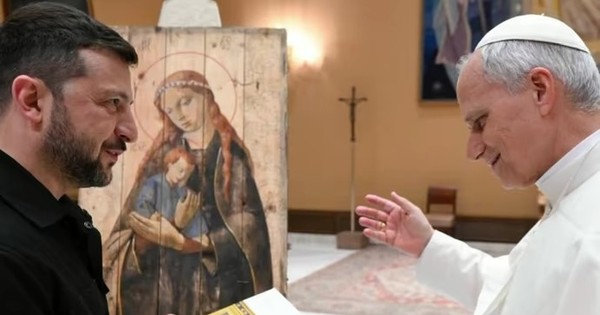 Tổng thống Ukraine tặng Giáo hoàng Leo XIV tranh vẽ trên vỏ thùng đạn