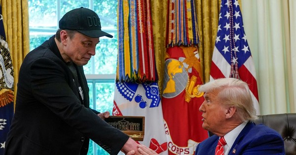 Tổng thống Mỹ Trump tặng tỷ phú Elon Musk chiếc chìa khóa vàng