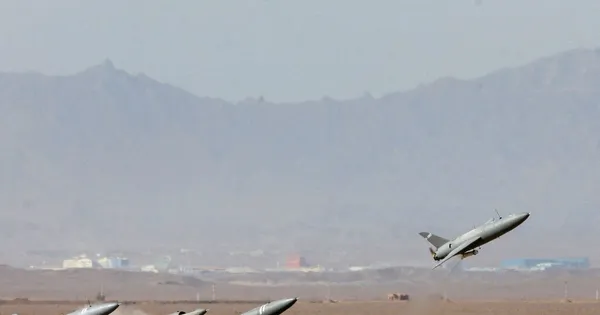 Iran bắt đầu trả đũa, phóng hơn 100 máy bay không người lái về phía Israel
