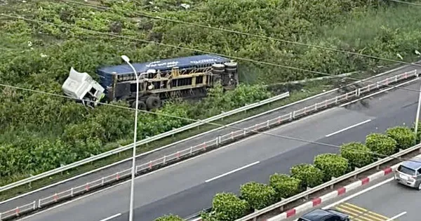 Xe đầu kéo văng khỏi đường cao tốc TPHCM - Long Thành - Dầu Giây